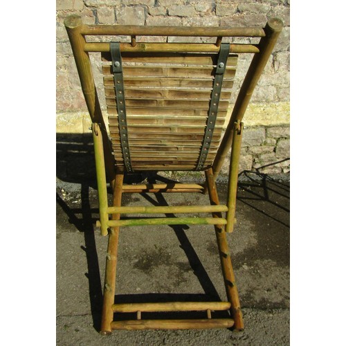 1003 - A folding bamboo adjustable garden/veranda deck chair