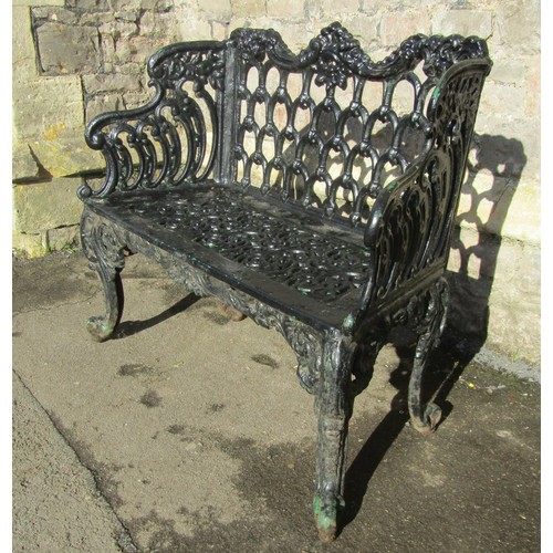 1023 - A good quality cast iron garden bench with decorative pierced detail, swept supports and over painte... 