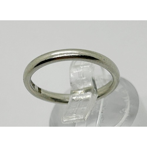 237 - Platinum wedding ring, size I/J, 3.3g