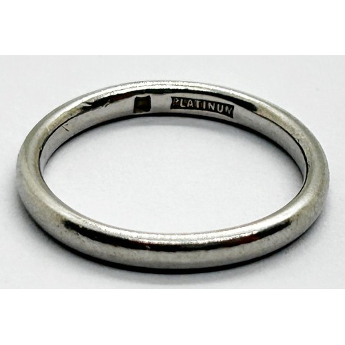 237 - Platinum wedding ring, size I/J, 3.3g