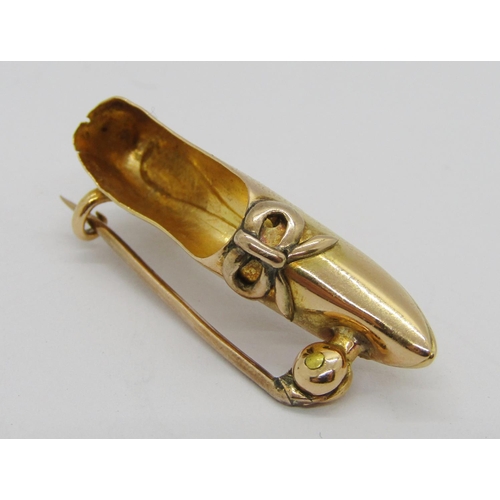 253 - Antique yellow metal brooch in the form of a lady's shoe, registration number 165415, 3.3cm W approx... 