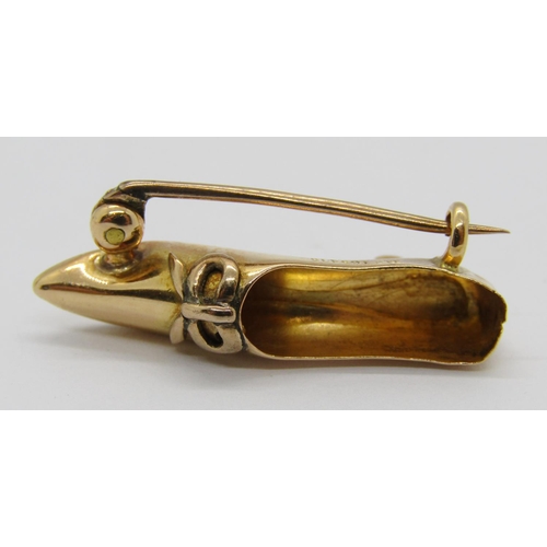 253 - Antique yellow metal brooch in the form of a lady's shoe, registration number 165415, 3.3cm W approx... 