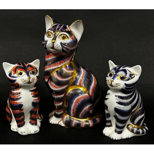 14 - Seven Royal Crown Derby Imari pattern paperweights / figures in the form of cats complete with boxes... 