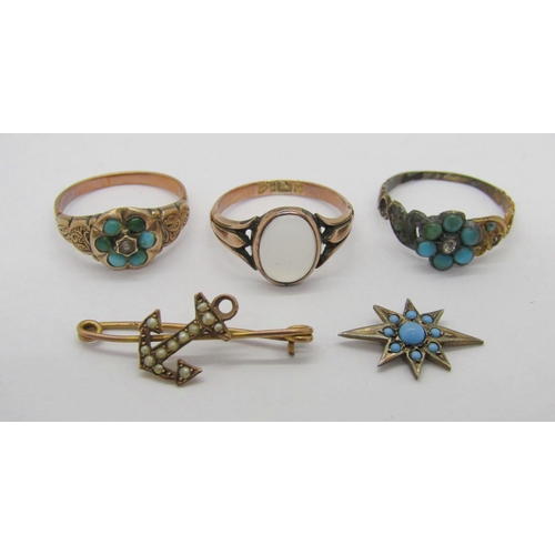 Group of antique yellow metal jewellery comprising a 9ct cabochon moonstone ring, Chester 1919, size N/O, 2g, a 19th century turquoise and seed pearl forget-me-not cluster ring, size M, 2.7g, a similar turquoise and rose-cut diamond example, size N/O, 2.1g (af), a 9ct anchor brooch set with seed pearls and a small unmounted turquoise starburst (5)