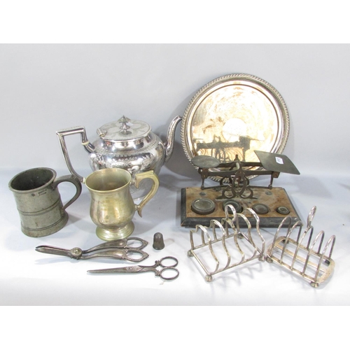 476 - A miscellaneous collection of silver plate to include teapot, toast rack, caster, together with a se... 