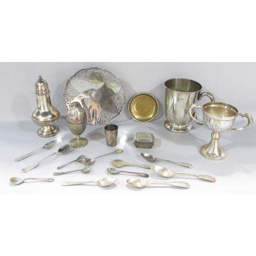 476 - A miscellaneous collection of silver plate to include teapot, toast rack, caster, together with a se... 