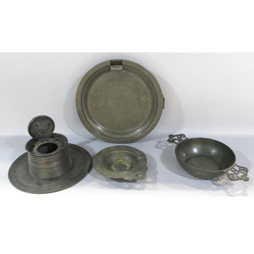 478 - A varied selection of early 19th century pewter table ware, including tankards, jugs, a pair of cand... 