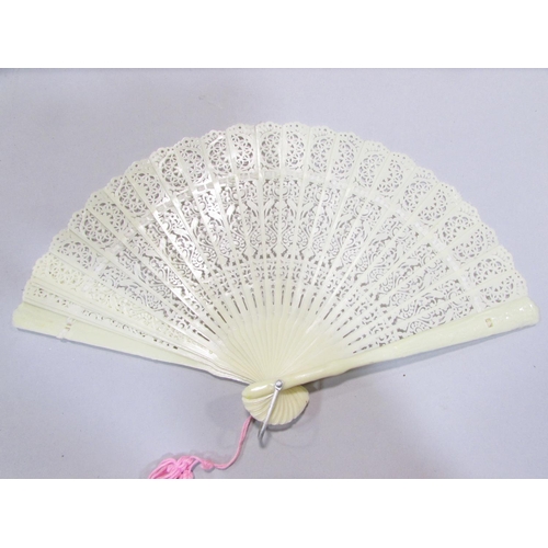 514 - Six (simulated) ivory effect lace and paper fans.