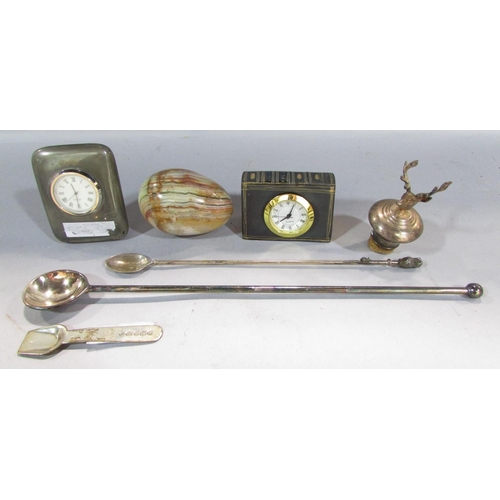 538 - An interesting collection of mixed decorative arts to include a pair of Victorian cast iron doorstop... 