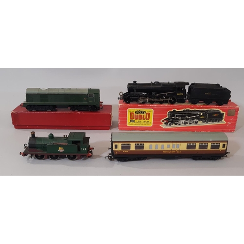 1733 - Three 00 gauge locomotives by Hornby Dublo comprising 2224 Class 8F 2-8-0 48073 in BR black, a 2230 ... 