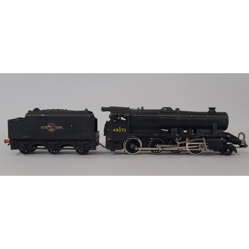 1733 - Three 00 gauge locomotives by Hornby Dublo comprising 2224 Class 8F 2-8-0 48073 in BR black, a 2230 ... 