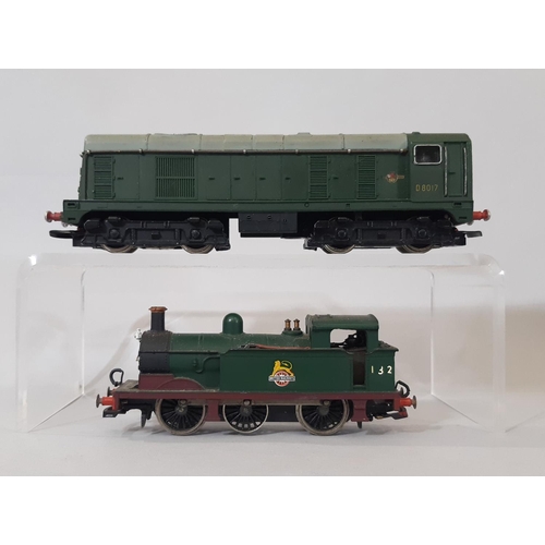 1733 - Three 00 gauge locomotives by Hornby Dublo comprising 2224 Class 8F 2-8-0 48073 in BR black, a 2230 ... 