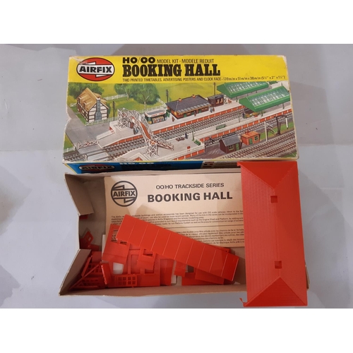 1735 - A large collection of mainly Hornby 00 gauge railway models including Local Freight box set R1085, d... 