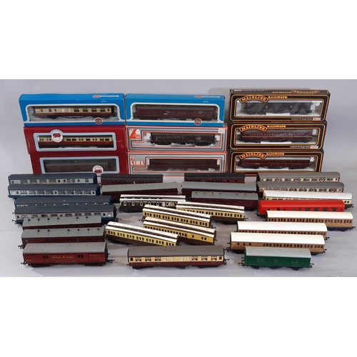 1739 - 00 gauge model railway coaches by Triang, Airfix, Lima, Mainline etc including 9 with boxes, 3 unbox... 