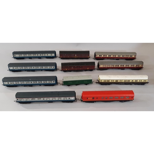 1739 - 00 gauge model railway coaches by Triang, Airfix, Lima, Mainline etc including 9 with boxes, 3 unbox... 