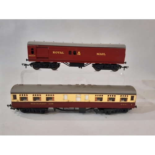 1739 - 00 gauge model railway coaches by Triang, Airfix, Lima, Mainline etc including 9 with boxes, 3 unbox... 