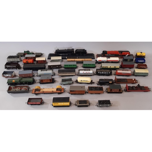 1742 - A collection of 00 gauge railway rolling stock by Hornby, Triang, Mainline, etc including a Lima NNE... 