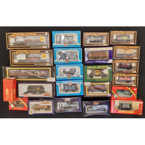 1750 - 21 boxed railway models of 00 gauge rolling stock by Bachmann, Mainline, Hornby, Airfix and Dapol pl... 