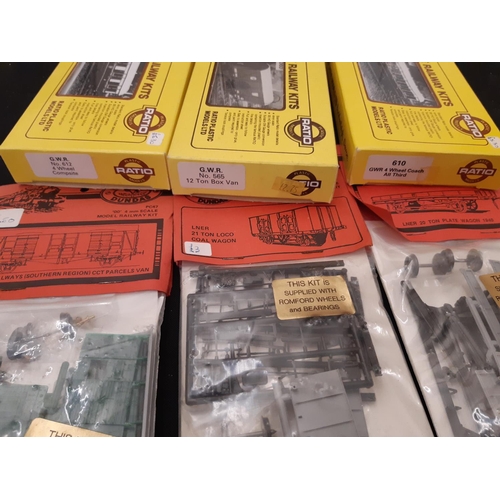 1756 - A boxful of 00 gauge railway modelling kits by Ratio, Metcalfe, Hornby, Superquick, Parkside Dundas,... 