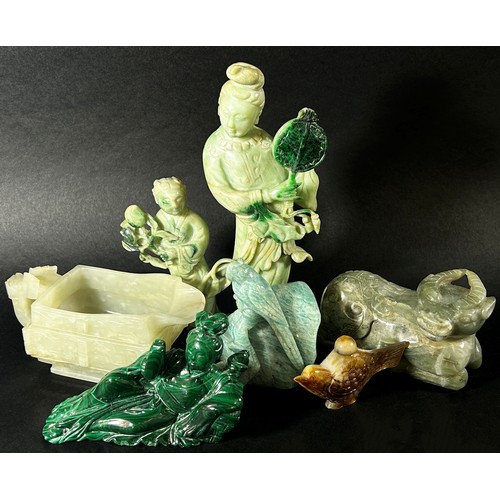 213 - A collection of Chinese carved bowenite jade and other hardstone items to include a large twin-handl... 