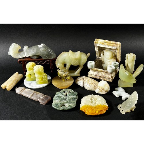 219 - A mixed collection of Chinese bowenite / jadeite jade items to include a pale grey belt hook, Bi dis... 