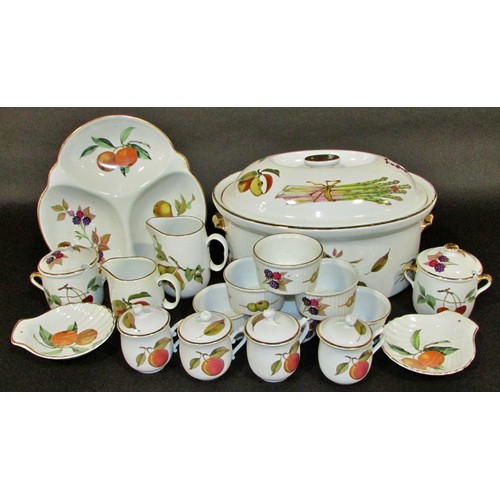 25 - An extensive collection of Worcester Evesham pattern dinnerware to include tureens, platters, bowls ... 
