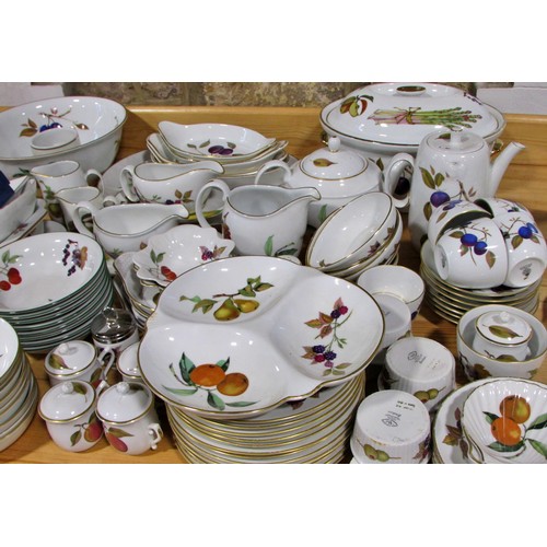 25 - An extensive collection of Worcester Evesham pattern dinnerware to include tureens, platters, bowls ... 