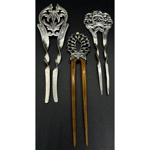 171 - Three silver etched women's hat combs, Birmingham, mixed makers