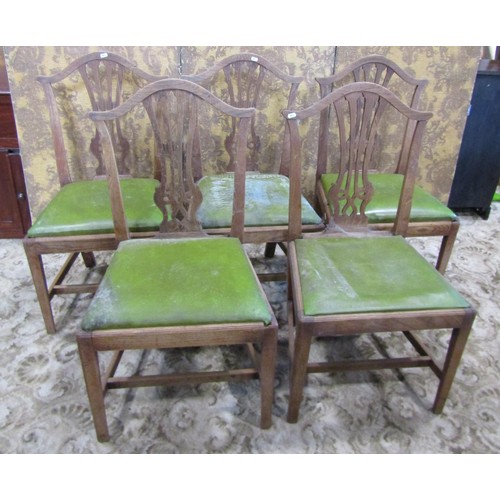 1061 - A set of five Georgian elm dining chairs with pierced splats and drop in seats (af)