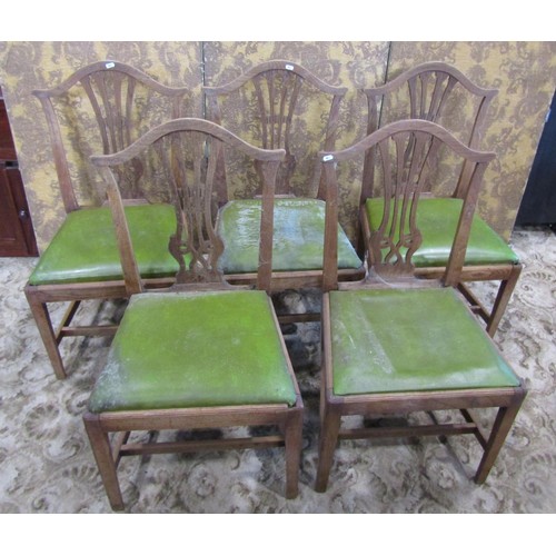 1061 - A set of five Georgian elm dining chairs with pierced splats and drop in seats (af)