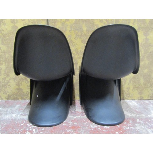 1082 - A pair of contemporary moulded plastic cantilever chairs in a black colourway in stacking format Pan... 