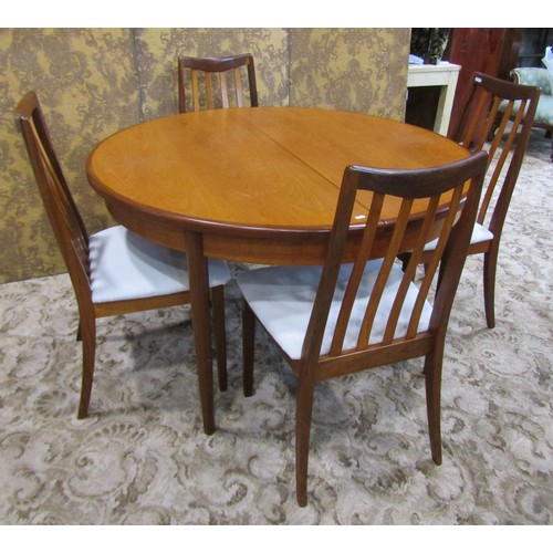 1092 - A G-plan teak circular extending dining table with single additional leaf raised on turned tapered s... 