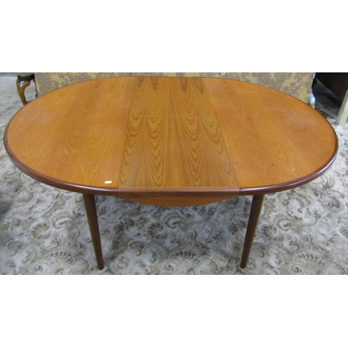 1092 - A G-plan teak circular extending dining table with single additional leaf raised on turned tapered s... 