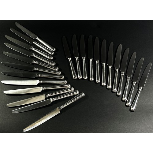 258 - 12 silver handled main knives and twelve matching side knives, Sheffield 1992, John Biggin, 24cm lon... 