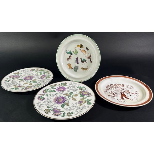 95 - A collection of Wedgwood Whitehall pattern white and gilt tableware comprising eleven dinner plates,... 