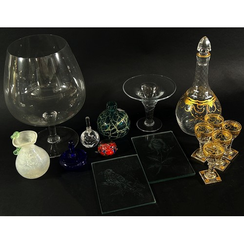 136 - An oversized brandy balloon, gilded glass decanter & 5 matching glasses, together with 2 miniature p... 