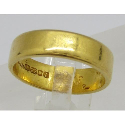 284 - 22ct wedding ring, stamped 'Lucky' to interior, size H/I, 4.1g