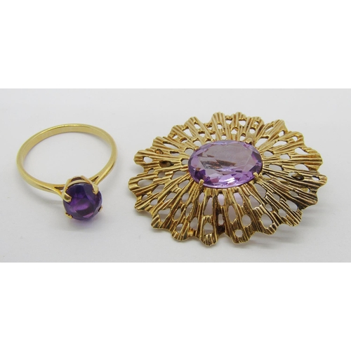 315 - 1960s 9ct amethyst brooch with pierced frame, 7.1g and a yellow metal amethyst solitaire ring size O... 