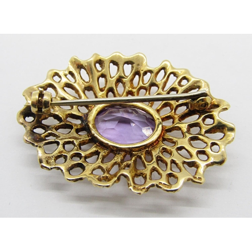 315 - 1960s 9ct amethyst brooch with pierced frame, 7.1g and a yellow metal amethyst solitaire ring size O... 