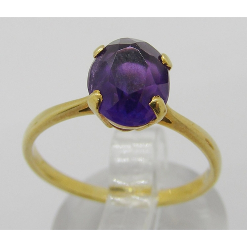 315 - 1960s 9ct amethyst brooch with pierced frame, 7.1g and a yellow metal amethyst solitaire ring size O... 