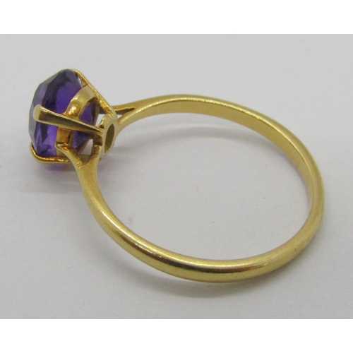 315 - 1960s 9ct amethyst brooch with pierced frame, 7.1g and a yellow metal amethyst solitaire ring size O... 