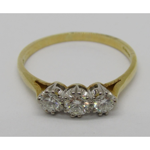 326 - 18ct three stone diamond ring, centre stone 0.20ct approx, outer stones 0.15ct each approx, London 2... 