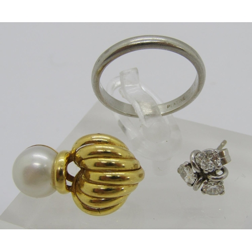 329 - Group of jewellery comprising a single stylised 18ct pearl earring with clip fastening, 1.9g a furth... 