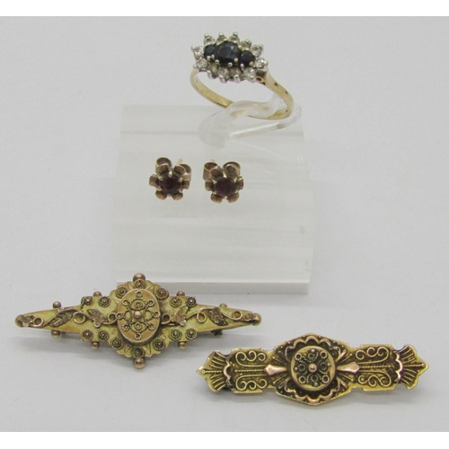 344 - Group of 9ct jewellery to include two antique brooches (one lacking pin), a spinel dress ring and a ... 