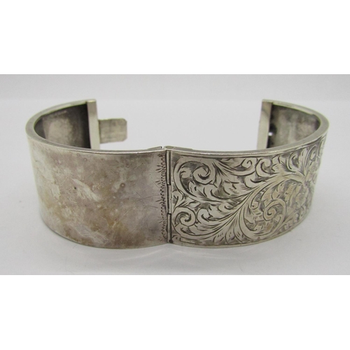 351 - Small group of silver comprising a Hermes rope design money clip, a hinged bangle with engraved scro... 