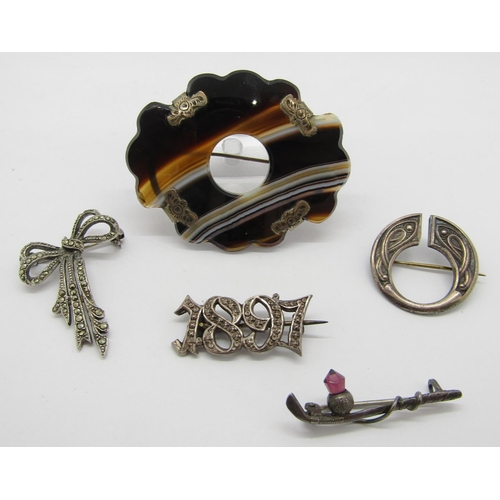 353 - Collection of antique silver and white metal jewellery to include a Victorian Scottish banded agate ... 