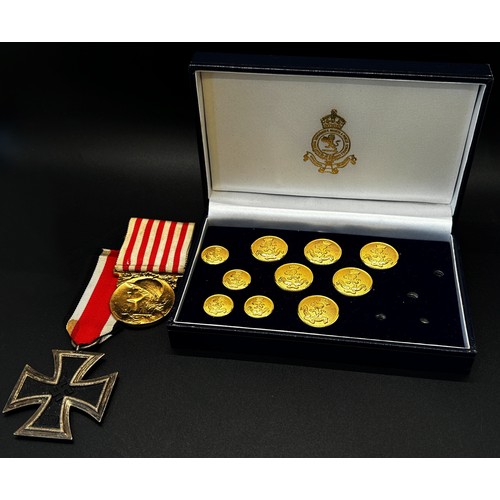 405 - WWII iron cross (second class) Grande Guerre 1914-18 medal and dress buttons