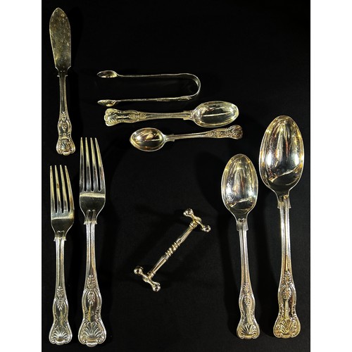 211A - RAF interest: An Edwardian oak canteen of cutlery, with fold away brass handles, containing three la... 