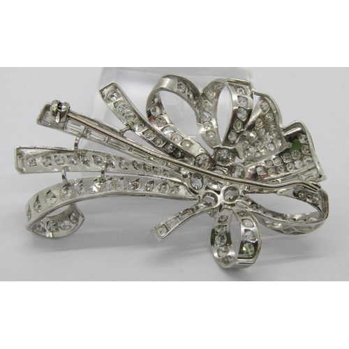 283 - Good quality circa 1950s vari-cut diamond ribbon spray brooch in white metal (probably platinum), la... 