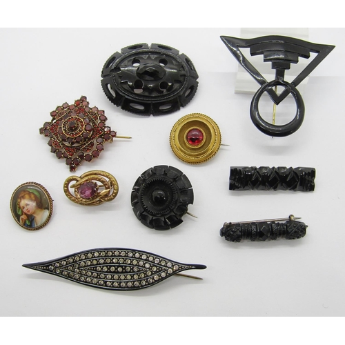 355 - Collection of antique jewellery to include a gilt metal Bohemian garnet brooch (af), various carved ... 